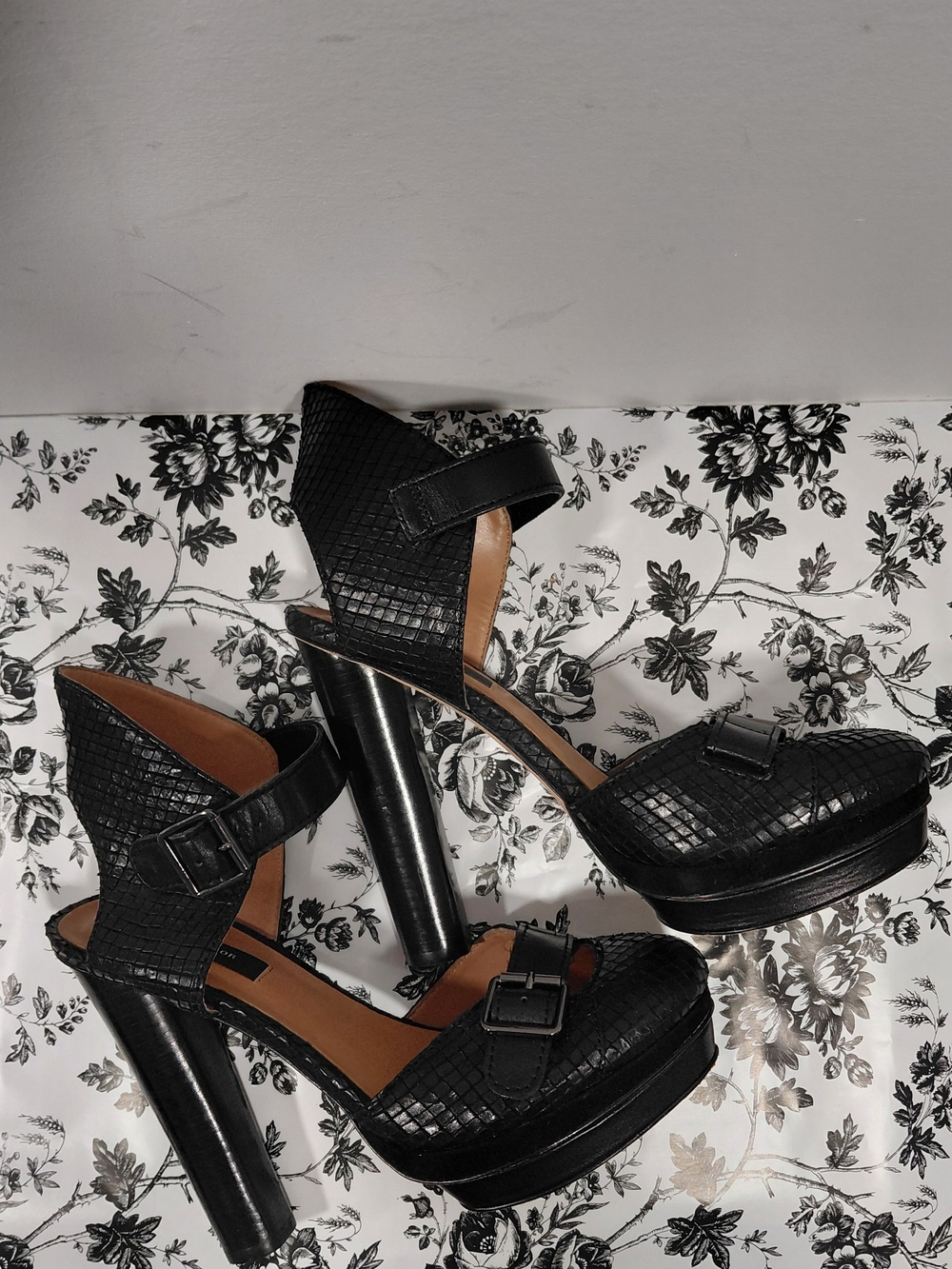 Ann Taylor Black Leather Textured Platform Heels Size 8.5 | 6" Heel